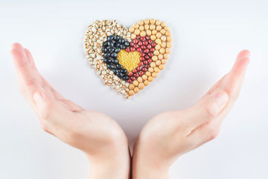 双手捧着粮食，节约粮食杜绝浪费创意图片。