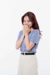 害羞的捂嘴笑的长发美女