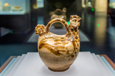 中国辽宁省博物馆白釉黑彩鸡形倒流壶