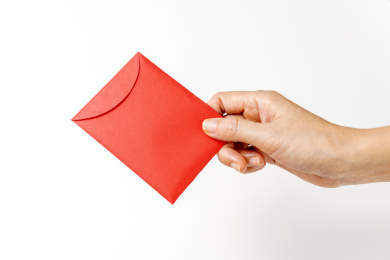 手拿红包白色背景
