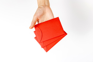 手拿红包白色背景