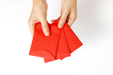 手拿红包白色背景