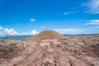 中国广州南沙港扩建工地上的填海石料