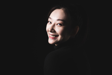 黑色背景的年轻女性肖像