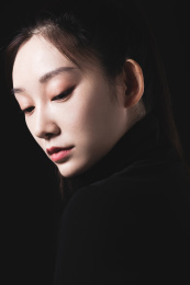 黑色背景的年轻女性肖像
