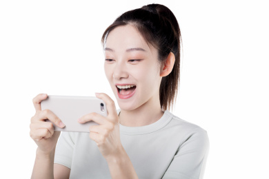 白色背景前的使用手机的年轻女性