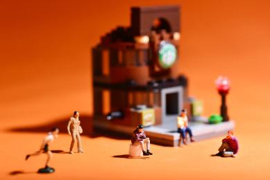 纯色背景上的小人，时时刻刻离不开手机的人