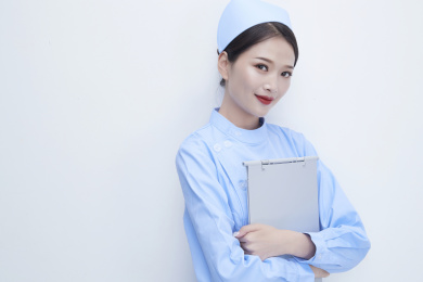 白背景里穿蓝色护士服手持病历夹的美女护士