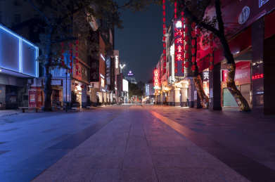 广东省广州老城区金融商业步行街道路