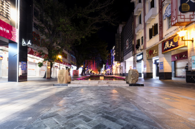 广东省广州老城区金融商业步行街道路