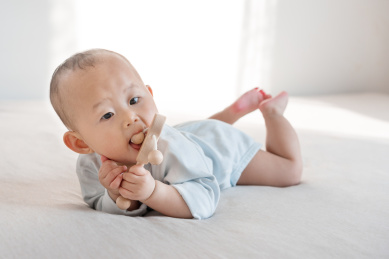 正在玩拨浪鼓的九个月婴儿