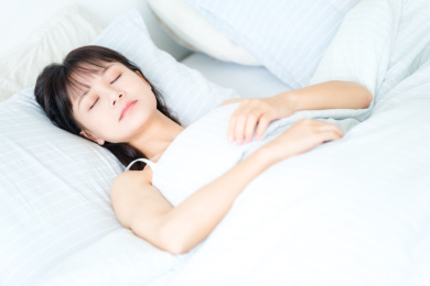 正在睡觉的年轻女性