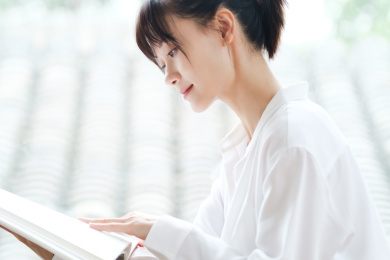 正在看书的年轻女性