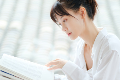 正在看书的年轻女性