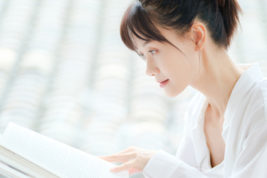 正在看书的年轻女性