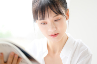 正在看书的年轻女性