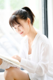 正在看书的年轻女性
