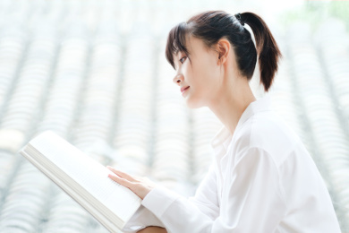 正在看书的年轻女性