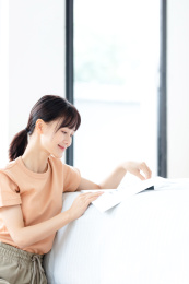 正在看书的年轻女性