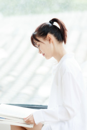 正在看书的年轻女性