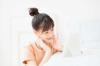 照镜子化妆的年轻女性