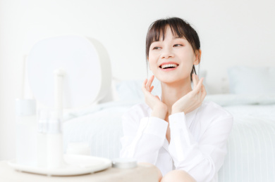 照镜子化妆的年轻女性