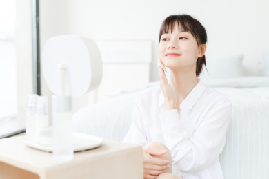 照镜子化妆的年轻女性