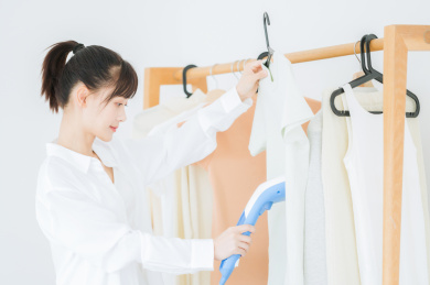 烫衣服的年轻女性