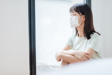 戴口罩的年轻女性
