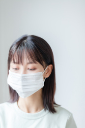 戴口罩的年轻女性