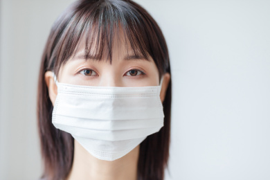 戴口罩的年轻女性