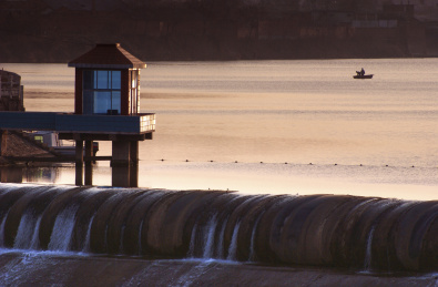 中国河南禹州夕阳下的橡胶坝水库