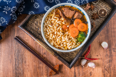 放在托盘里的一碗红烧牛肉面