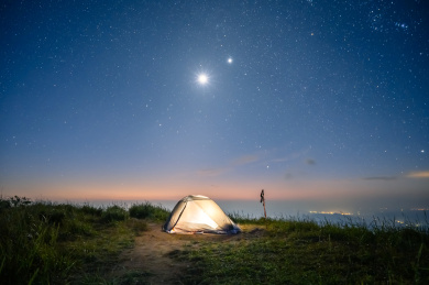 江西萍乡武功山上的星空月亮和露营帐篷