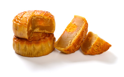 切开的蛋黄莲蓉月饼