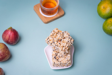 青底上的传统节日小吃--麻老和水果