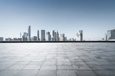 中国广州柏油公路与现代城市天际线