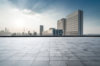 中国广州柏油公路与现代城市天际线