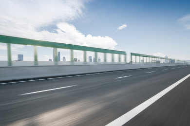 中国广州柏油公路与现代城市天际线