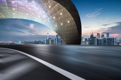 中国广州柏油公路与现代城市天际线