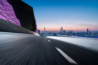中国广州柏油公路与现代城市天际线