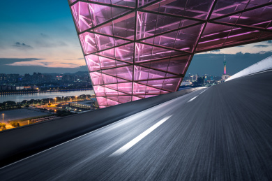 中国广州柏油公路与现代城市天际线