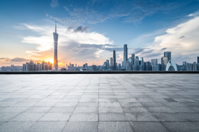 中国广州柏油公路与现代城市天际线