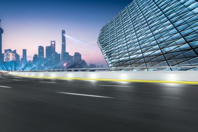 上海天际线和空旷道路的建筑物