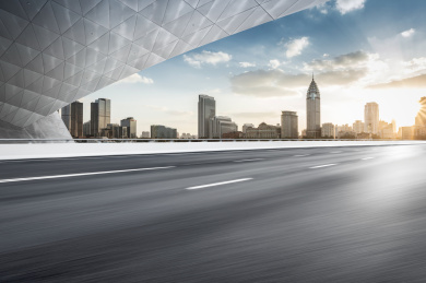 上海天际线和空旷道路的建筑物