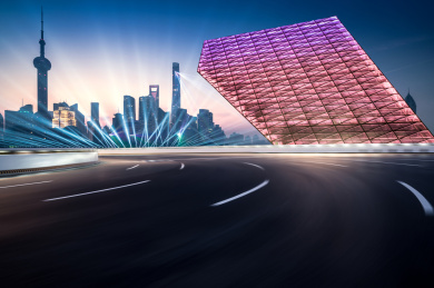 上海天际线和空旷道路的建筑物