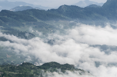 夏季中国重庆晨雾中的莽莽群山