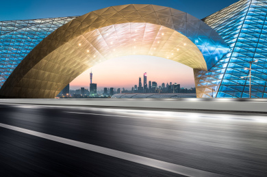 中国广州柏油公路与现代城市天际线