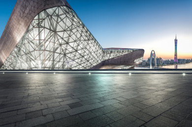 中国广州柏油公路与现代城市天际线