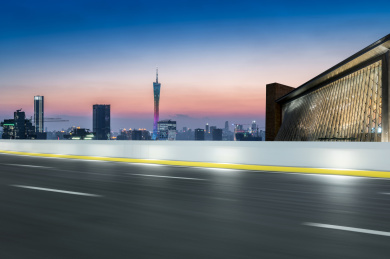 中国广州柏油公路与现代城市天际线